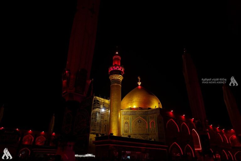 المؤمنون يحيون ليلة القدر وتقديم العزاء بذكرى استشهاد الإمام علي (ع) بالنجف الأشرف