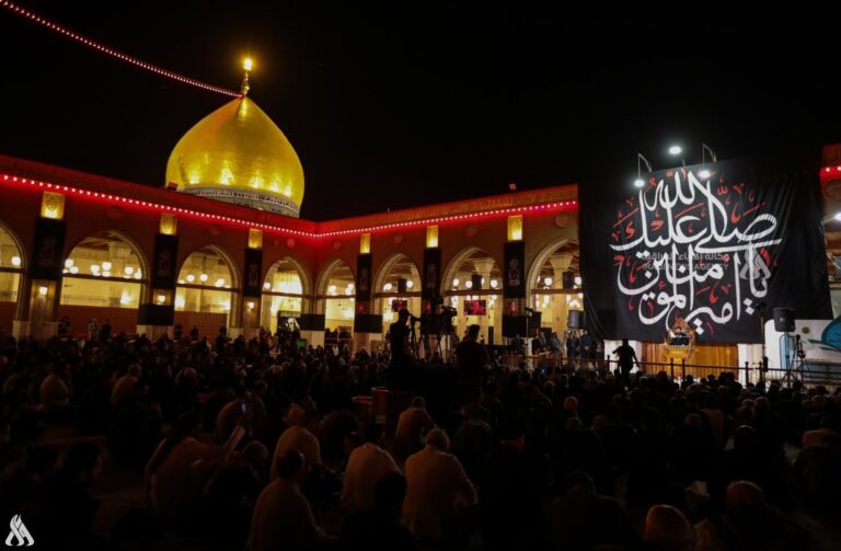 المؤمنون يحيون ليلة جرح الإمام علي عليه السلام في مسجد الكوفة.