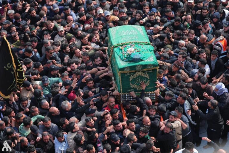 حشود الزائرين تقيم تشييعاً رمزياً لنعش الإمام الكاظم (ع)