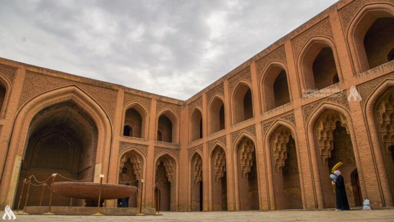 عند التنطق الجدران بتاريخ بغداد