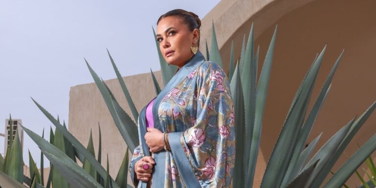 الأزياء المنقوشة لها مكانة خاصة في خزانة هند صبري.. تألقي على خطاها بتلك الموضة الربيعية المنعشة
