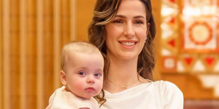 الأناقة والتناغم تغمران إطلالات الأميرة رجوة برفقة زوجها وصغيرتهما إيمان وأحدثها في البحرين..بالصور