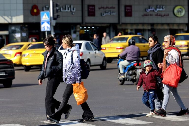 الإيرانيات يقبلن على عمليات تجميل الأنف لتحسين فرصهن