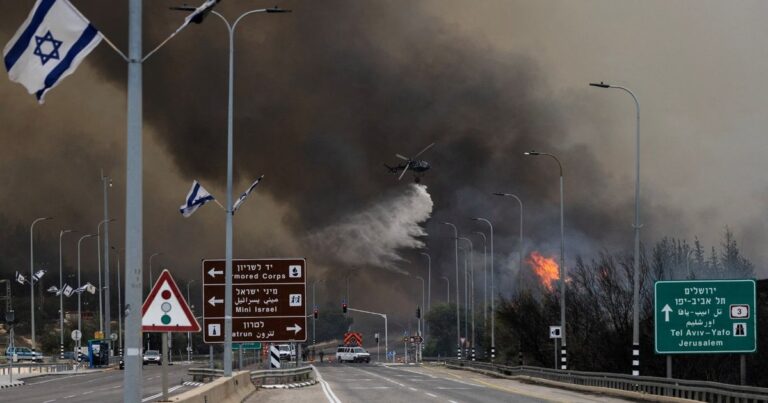 الحرائق تجبر إسرائيل على إخلاء تجمعات سكنية وإغلاق طرق إسرائيل تعلن السيطرة على سلسلة من حرائق الغابات