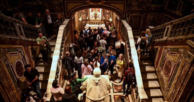 الكرادلة يجتمعون بعد وفاة البابا فرنسيس للتخطيط للجنازة