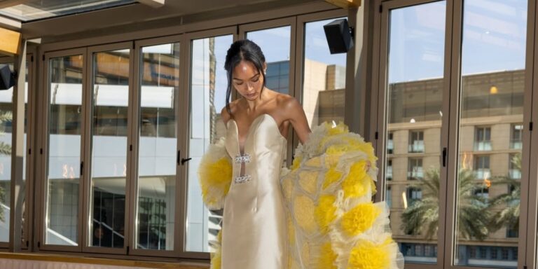 جينيفر لوبيز تتألق على مسرح فورمولا 1 في جدة بتوقيع المصممة نور الظاهري