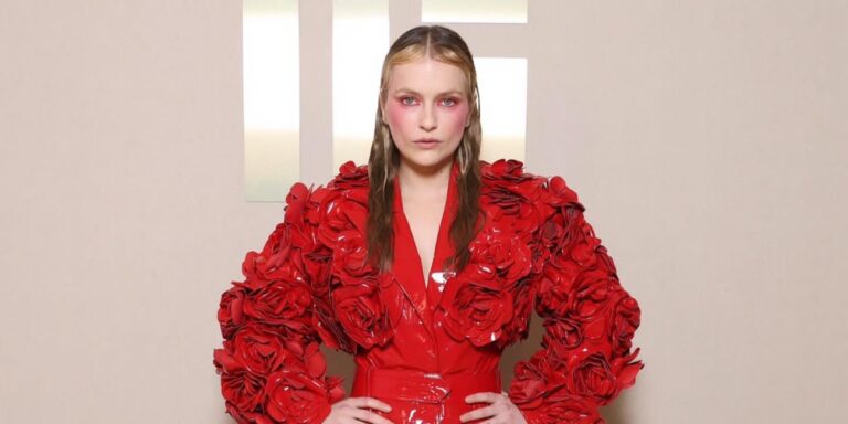 قطع الأزياء الجلدية العصرية خيار متكرر في خزانة كاميل رازات.. نظرة على إطلالاتها تزامنا مع غيابها عن "Emily in Paris 5"