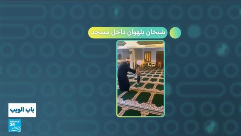 مصر.. شيخان يويل جون داخل المسجد