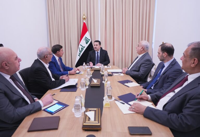 يترأس اجتماعًا لبحث آثار التعرفة الجمركية الأمريكية على الاقتصاد العراقي