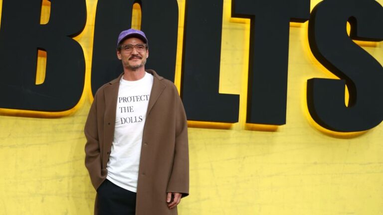 يظهر الزي الأول في Pedro Pascal دعمًا للنساء العابرة