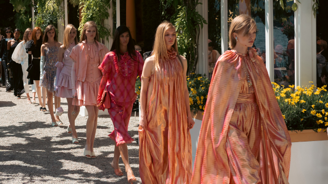 أزياء
                        مجموعة Chanel Cruise 2026.. الأناقة والرقي للمرأة العصرية
                        
                            25 أيار 2025 أزياء
                        مجموعة Chanel Cruise 2026.. الأناقة والرقي للمرأة العصرية
                        
                            25 أيار 2025