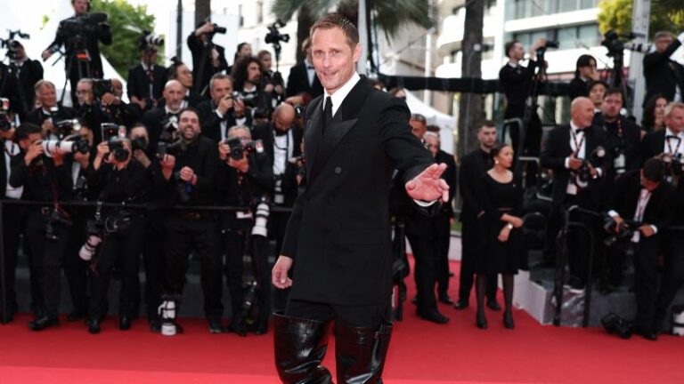 ألكساندر سكارسجارد يقلب السيناريو على أحذية جلدية عالية الفخذ في مهرجان كان ألكساندر سكارسجارد يقلب السيناريو على أحذية جلدية عالية الفخذ في مهرجان كان