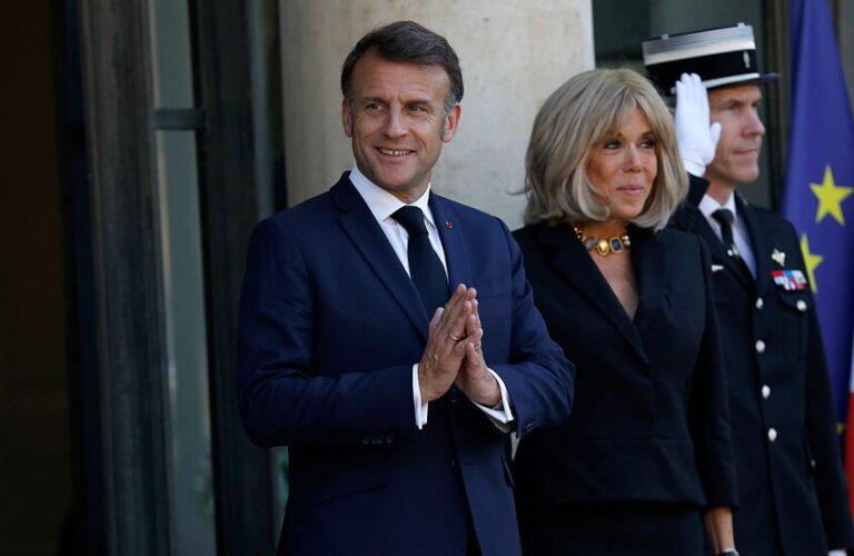 أول تعليق من ماكرون على صفعة زوجته له (فيديو) » وكالة بغداد اليوم الاخبارية أول تعليق من ماكرون على صفعة زوجته له (فيديو) » وكالة بغداد اليوم الاخبارية