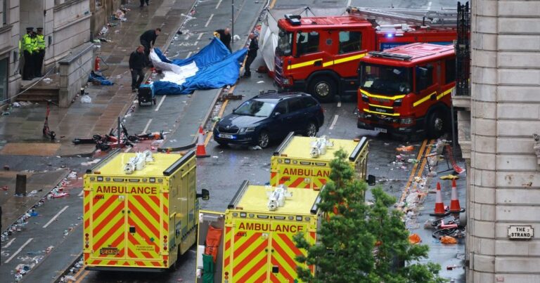 إنجلترا.. سيارة تصدم جماهير ليفربول والشرطة تحتجز السائق بريطانيا.. ضبط رجل سرق 100 آيباد من مستشفى أطفال في ليفربول