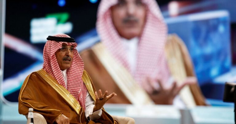 السعودية تراجع أولويات الإنفاق الحكومي بعد تراجع أسعار النفط الملك سلمان يشيد بإنجازات "رؤية 2030".. وولي العهد يتعهد بتسريع وتيرة التنفيذ