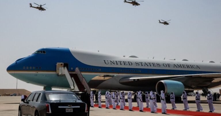 الطائرة الرئاسية هل يسمح قانون أمريكا بقبول هدية قطر لترامب قطر عن "الطائرة الهدية" لأميركا: سنسحب العرض إذا ثبت عدم قانونيته