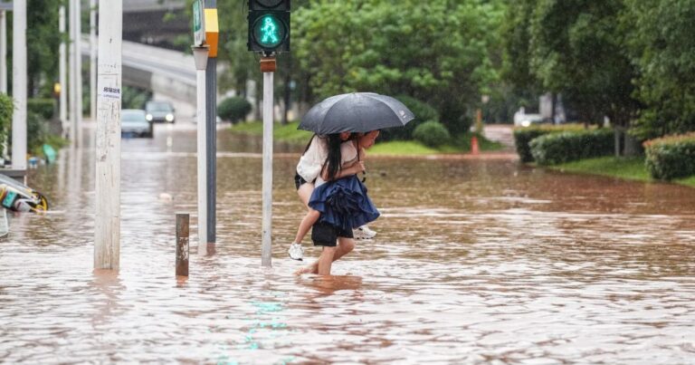 تحذيرات من سيول بعد سقوط 6 أشخاص في الصين جراء الأمطار أمطار غزيرة تضرب كوريا الجنوبية.. ضحايا ونازحون وانهيارات أرضية