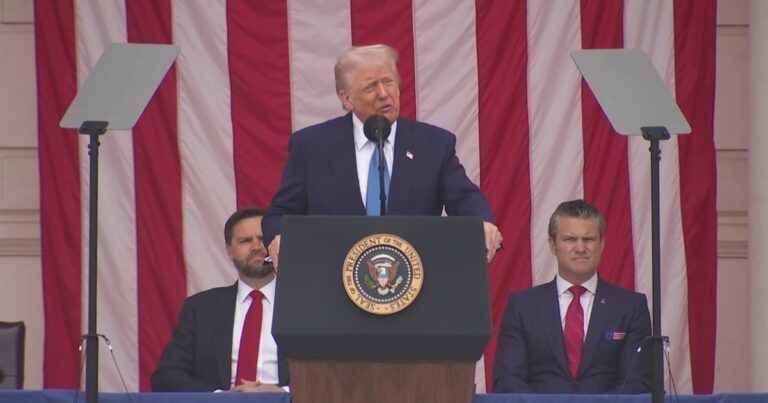 ترامب يكرم الجنود الساقط خلال خطاب مقبرة أرلينغتون الوطنية