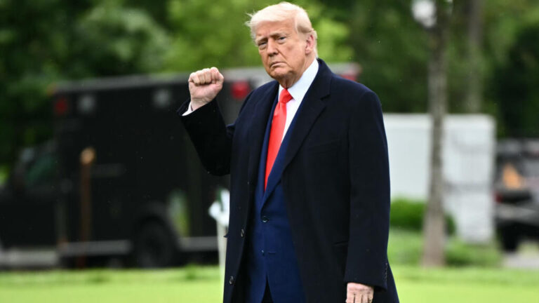 ترامب يهدد بفرض رسوم جمركية بنسبة 50 % على المنتجات الأوروبية اعتبارا من أول يونيو ترامب يهدد بفرض رسوم جمركية بنسبة 50 % على المنتجات الأوروبية اعتبارا من أول يونيو