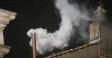 تصاعد الدخان الأبيض من الفاتيكان فى إشارة إلى اختيار البابا الجديد تصاعد الدخان الأبيض من الفاتيكان فى إشارة إلى اختيار البابا الجديد