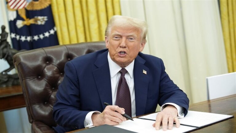 جدل في أمريكا يخص معيار ترامب الذهبي للعلم
