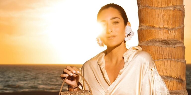 حقائب “okhtein” تزيد فخامة إطلالات النجمات لتناسب السهرات والأجواء العملية.. القوا نظرة على أجملها حقائب "okhtein" تزيد فخامة إطلالات النجمات لتناسب السهرات والأجواء العملية.. القوا نظرة على أجملها