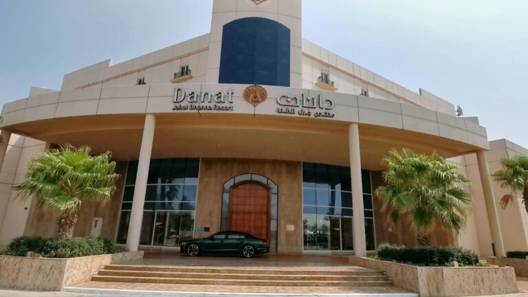 "دانات جبل الظنة".. عطلة استثنائية بين البحر والرمال