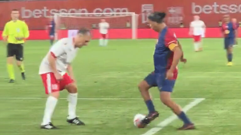 شاهد.. البرازيلي رونالدينيو في الـ45 عاما يتلاعب بالمدافعين | رياضة