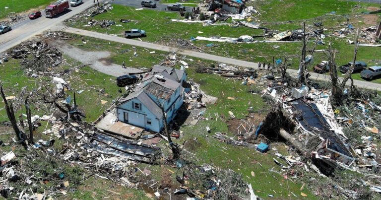 بايدن يتفقد آثار الدمار في شوارع فلوريدا بعد إعصار ميلتون