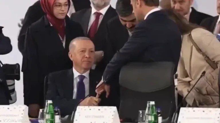 فيديو مثير للجدل.. أردوغان يُحرج ماكرون بـ"فخ الأصابع" » وكالة بغداد اليوم الاخبارية