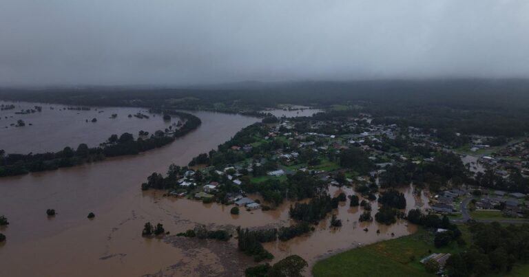 فيضانات مفاجئة تعزل بلدات بأكملها في أستراليا إعصار "جاسبر" يتسبب بفيضانات عارمة في أستراليا