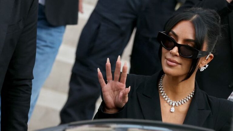 كيم كارداشيان والتاريخ المتقلب لارتداء قاعة محكمة المشاهير كيم كارداشيان والتاريخ المتقلب لارتداء قاعة محكمة المشاهير