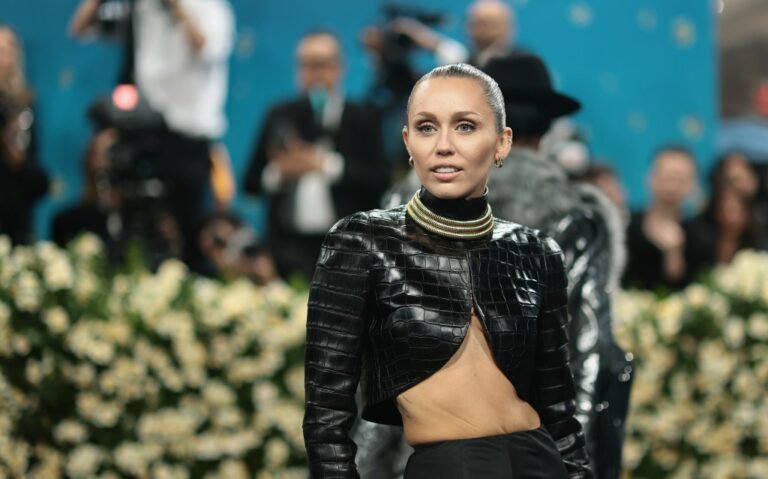 مايلي سايروس في فيلم جميل ، أعطاها نصيحة هاريسون فورد مايلي سايروس في فيلم جميل ، أعطاها نصيحة هاريسون فورد