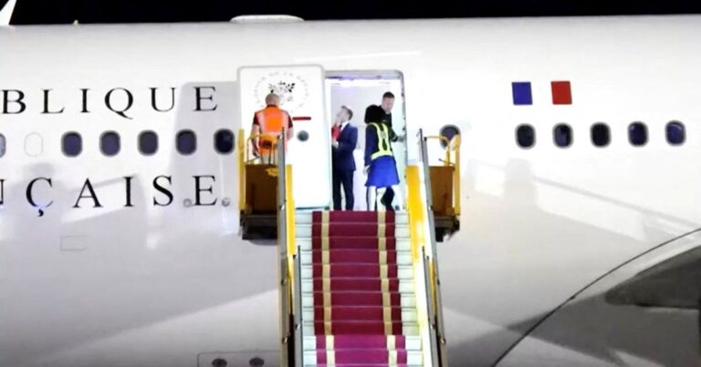 موقف محرج لماكرون وزوجته في فيتنام والإليزيه يقلل من الواقعة زوجة ماكرون تبدأ إجراءات قانونية لمواجهة شائعات تستهدفها