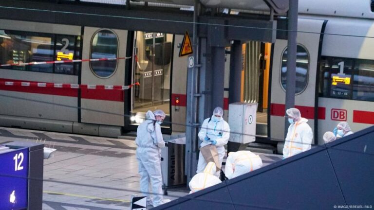 هجوم الطعن بهامبورغ – إيداع المشتبه بها مشفى للأمراض النفسية – DW – 2025/5/24 هجوم الطعن بهامبورغ - إيداع المشتبه بها مشفى للأمراض النفسية – DW – 2025/5/24