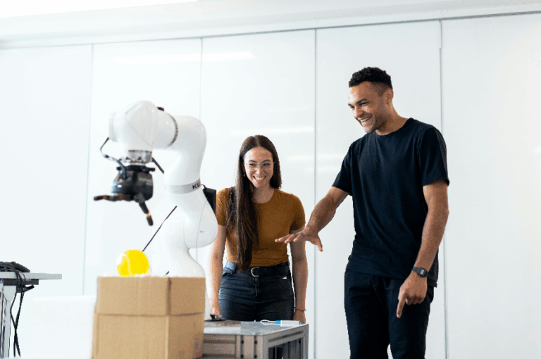 هل حان الوقت ليصبح الروبوت زميلنا في العمل؟ هل حان الوقت ليصبح الروبوت زميلنا في العمل؟