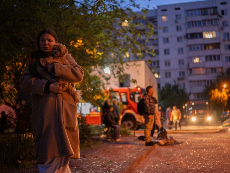 وابل من المسيّرات على كييف وتواصل تبادل الأسرى | أخبار