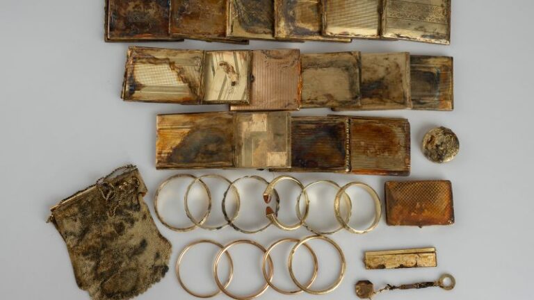 يخبئ الذهب الذي اكتشفه المتنزهون يطرح لغزًا تاريخيًا يخبئ الذهب الذي اكتشفه المتنزهون يطرح لغزًا تاريخيًا