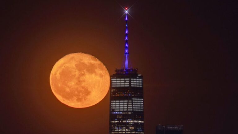 يسمى القمر الكامل مايو The Flower Moon. كيف تراه