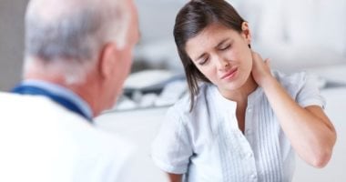 آلام الرقبة والكتفين قد تكون علامة على الإصابة بـ6 اضطرابات عصبية الم شماعة الملابس