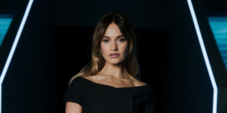 أسبوع الموضة الباريسي يجمع النجمات بإطلالات لا تفارقها تفاصيل "الأبيض والأسود".. شاهدوا