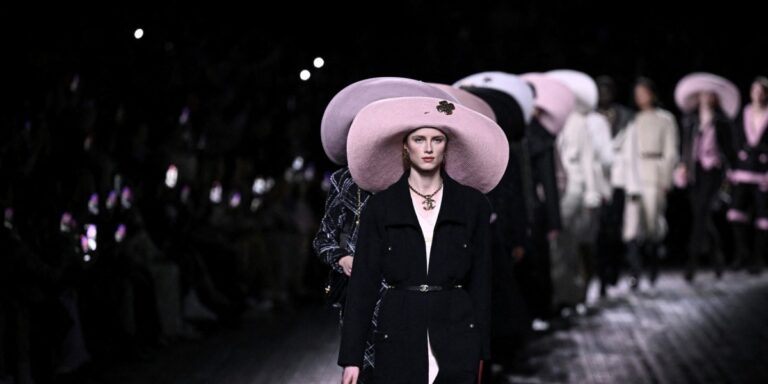 أسبوع الموضة في باريس.. كل ما يجب معرفته عن عروض خريف وشتاء 2025-2026 القادمة وتوقيتها! أسبوع الموضة في باريس.. كل ما يجب معرفته عن عروض خريف وشتاء 2025-2026 القادمة وتوقيتها!