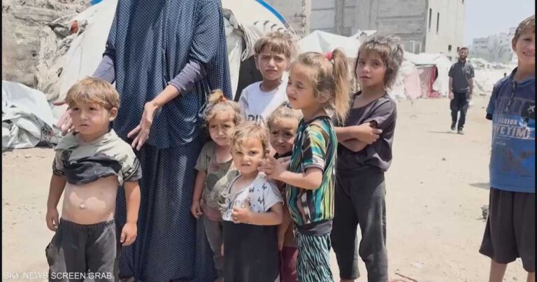 أمراض وجوع وذباب.. خيام النزوح تحت حصار النفايات