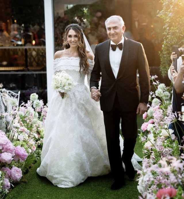 إطلالات المشاهير
                        فستان زفاف حفيدة شاه إيران بتوقيع إيلي صعب
                        
                            12 حزيران 2025 إطلالات المشاهير
                        فستان زفاف حفيدة شاه إيران بتوقيع إيلي صعب
                        
                            12 حزيران 2025