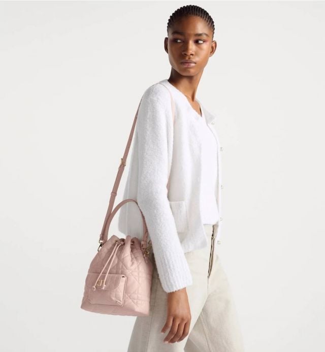 اكسسوارات
                        حقيبة Dior Caro Bucket تجسيد للفخامة والأناقة اليومية
                        
                            17 حزيران 2025 اكسسوارات
                        حقيبة Dior Caro Bucket تجسيد للفخامة والأناقة اليومية
                        
                            17 حزيران 2025