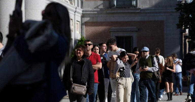 الاتحاد الأوروبي يدرس رفع الرسوم على دخول السياح من 61 دولة الاتحاد الأوروبي وبريطانيا يعتزمان توقيع اتفاقية للتجارة الحرة