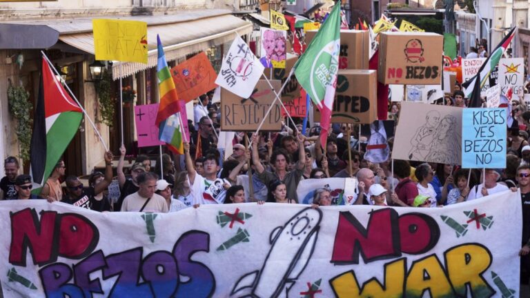 البندقية تنتفض ضد بيزوس: مظاهرات ضد زفاف الملياردير والاستغلال وحياة الاستهلاك البندقية تنتفض ضد بيزوس: مظاهرات ضد زفاف الملياردير والاستغلال وحياة الاستهلاك