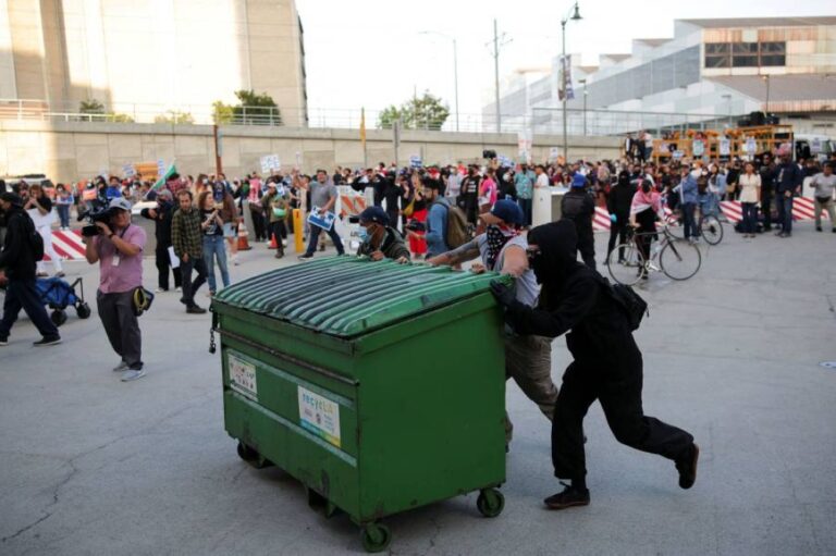 البيت الأبيض: احتجاجات لوس أنجلوس ضد الهجرة «تمرد» على أميركا : CNN الاقتصادية البيت الأبيض: احتجاجات لوس أنجلوس ضد الهجرة «تمرد» على أميركا