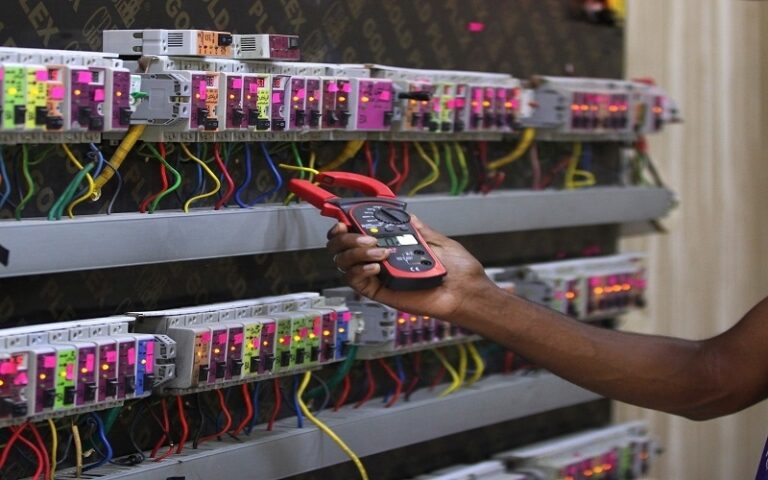 العراقيون يدفعون للمولدات أموالًا تسد 25% مما تنفقه الدولة على الكهرباء سنويًا » وكالة بغداد اليوم الاخبارية