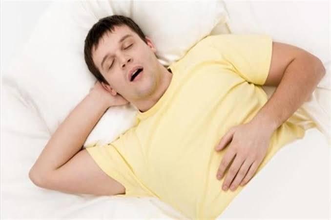 النوم على الظهر.. وضعية شائعة أثناء النوم قد تضر صحتك أكثر مما تتخيل النوم على الظهر.. وضعية شائعة أثناء النوم قد تضر صحتك أكثر مما تتخيل